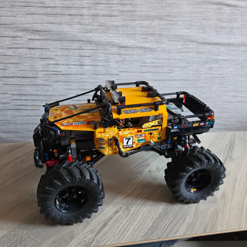 LEGO TECHNIC: 4X4 X-treme Off-Roader (42099)
