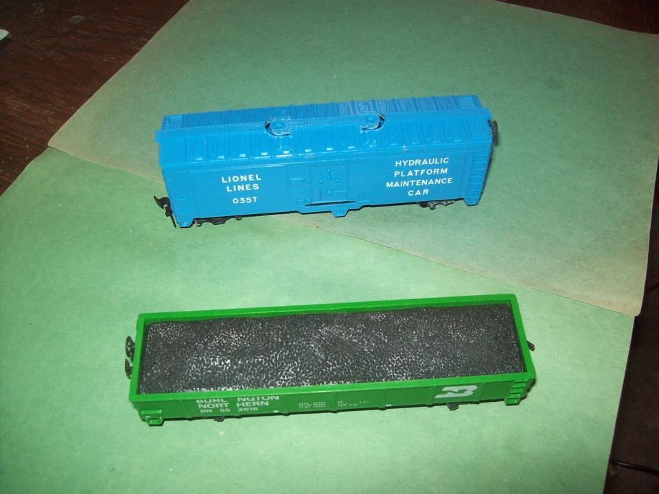 VINTAGE MODEL POWER-BURLINGTON-GONDOLA W COAL/ LIONEL HYDRAULIC MAINTENANCE CARS - Image 2 of 3