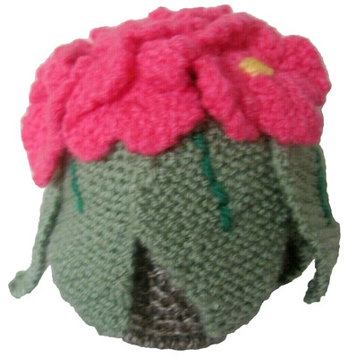 EINE SCHÖNE HANDGESTRICKTE FRÜHLINGSTOPFPRIMELPFLANZE. TOLLE OSTERGESCHENKIDEE.