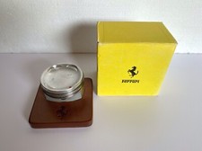 Ferrari Briefbeschwerer auf Ledersockel Schedoni Modena 1980 Vintage Kolbenbox