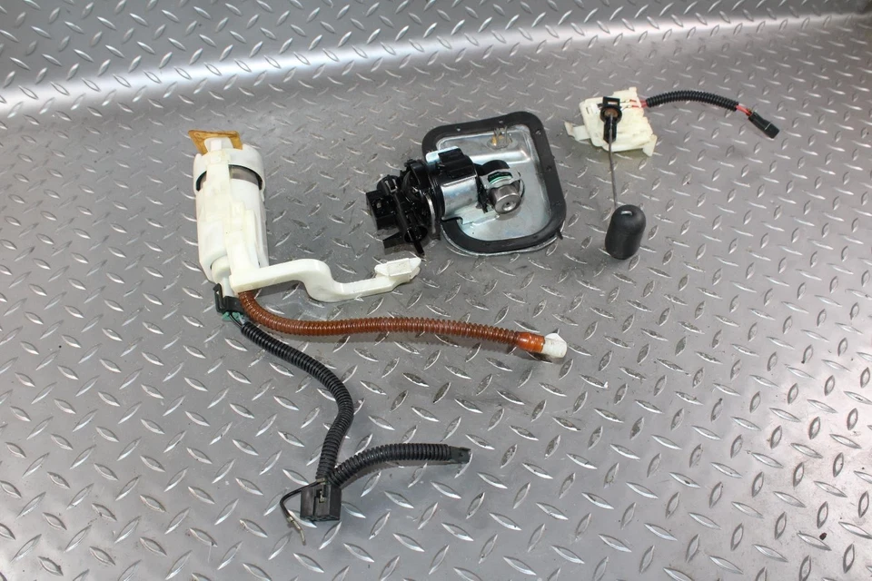 08-17 Heritage Softail Classic FLCSTC Fuel Pump Assembly Set OEM OE WTY OE WTY Foto 2 de 4