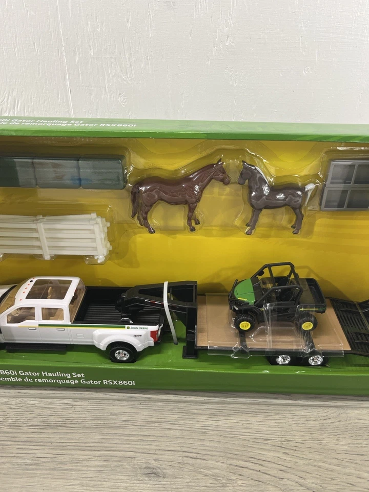 John Deere RSX860i Gator Hauling Set - Includes Hay, Horses & Fence 1:32 **NEW** - Image 3 of 4