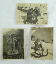 TRE FOTOGRAFIA FOTO VECCHIA VINTAGE BAMBINO GIOCO NEVE MONTAGNA SLITTA