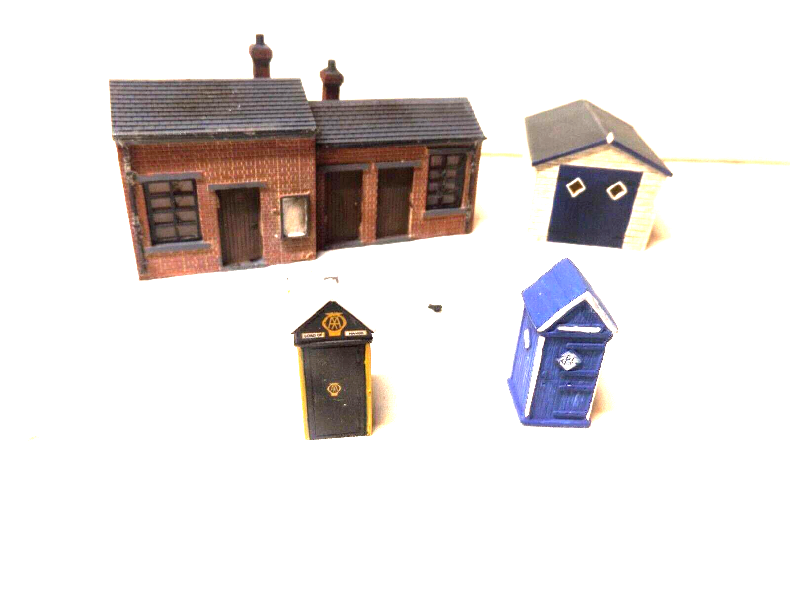 HORNBY SKALEDALE+ ASSORTED LINESIDE BUILDINGS AND ACCESSORIES OO GAUGE