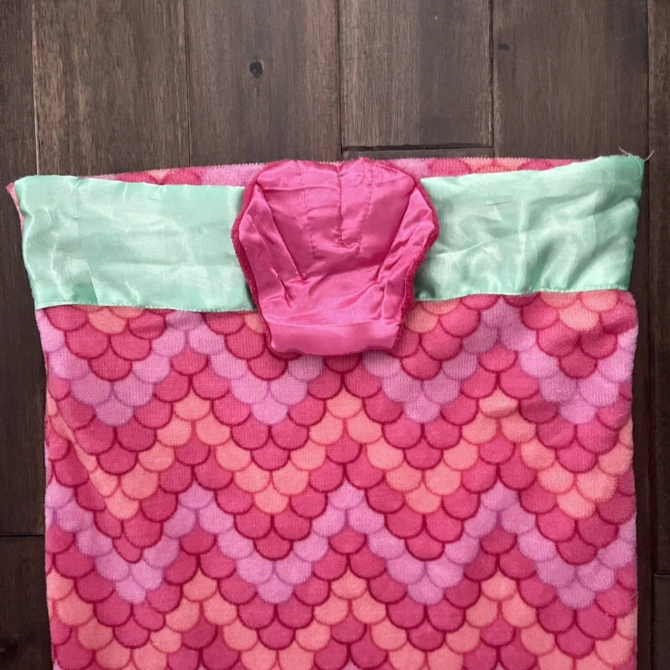 Acurrucado cola de sirena rosa y verde Foto 4 de 4