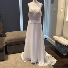 Women s Elegant White Wedding Dress with Spaghetti Straps Size 14 NWOT