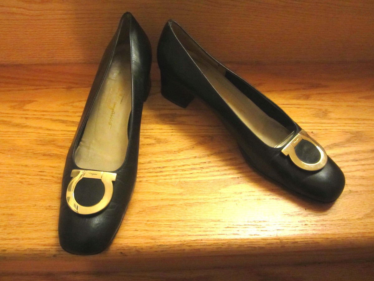 WOMENS FERRAGAMO BLACK LEATHER GOLD GANCINI LOGO LOW HEEL PUMPS SZ