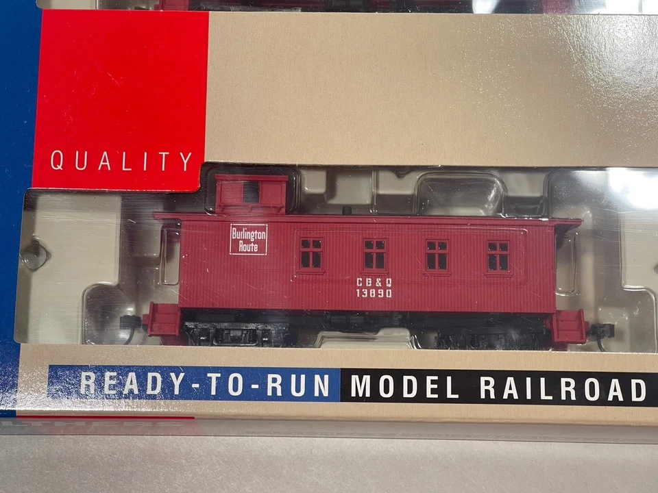 Walthers HO 30 Foot 4 Window Caboose CB&Q Style  Burlington Route Red 2 Pack NIB - Image 3 of 4