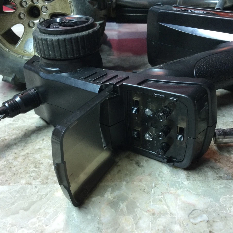 Red Cat Racing 4WD Truck Gas Engine Earthquake 3.5 With Controller Untested - Image 2 of 4