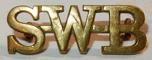 WW1 ERA SWB SOUTH WALES BORDERERS BRASS MILITARY SHOULDER TITLE BADGE - 2 LUGS