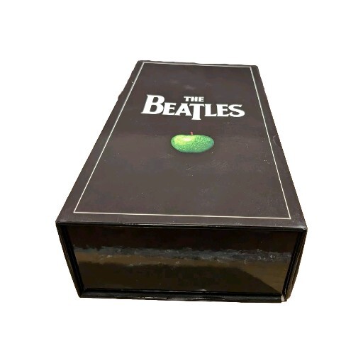 The Beatles レコードボックス 未開封と盾とプレート５枚 The Beatles レコードボックス 未開封と盾とプレート5枚 The