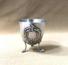 HENIN & Cie coquetier tripode en argent massif MINERVE décor ROCAILLE LOUIS XV