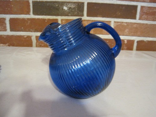 HAZEL ATLAS RIBBED COBALT BLUE TILT PITCHER, 5 JUICE GLASSES & PLATE - Picture 9 of 12