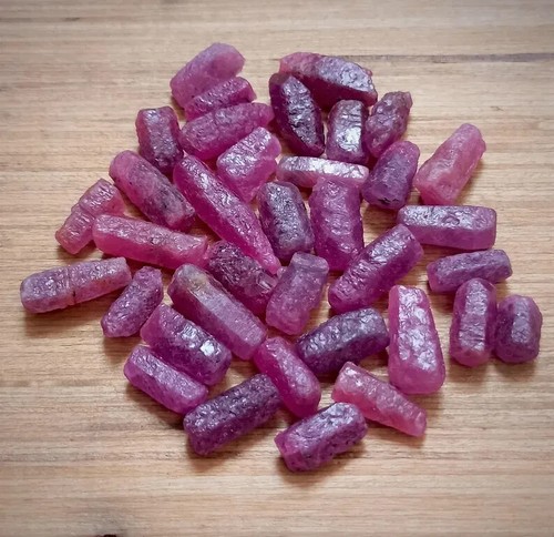 10Pcs Natural Raw Ruby Stones Pink Ruby Gemstone Mini Rough Sticks Loose Crystal - Picture 6 of 9