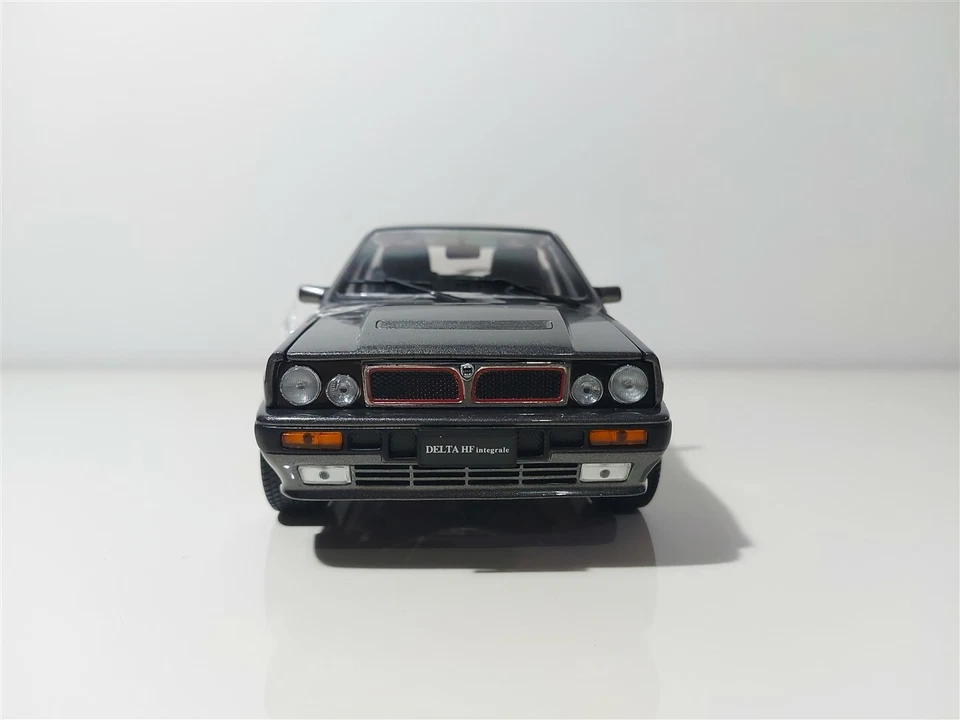 LANCIA DELTA HF INTEGRALE 16V Silver 1989 - SUNSTAR 1/18 art. 3153 - Immagine 2 di 4