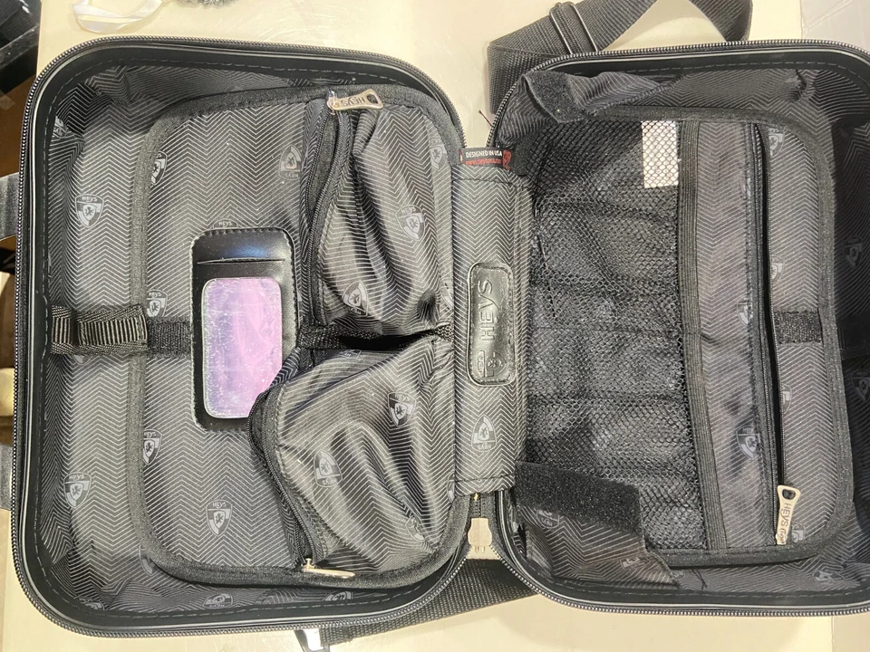 "Estuche rígido cosmético con estampado de guepardo Heys metálico 12"" X 9""" Foto 3 de 3