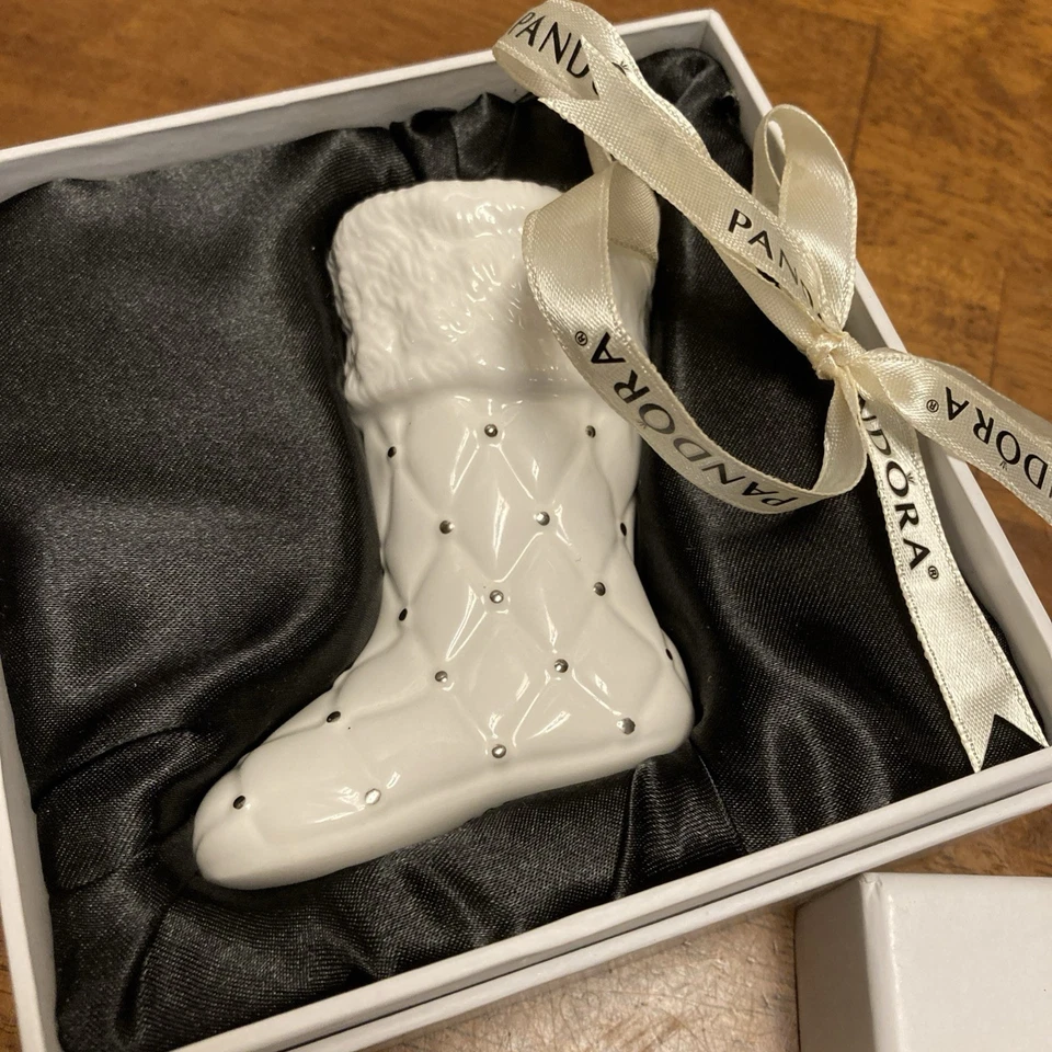 Pandora 2012 Medias de Vidrio Blanco Adorno Caja de Navidad con Bolsa Acentos Dorados Foto 2 de 4