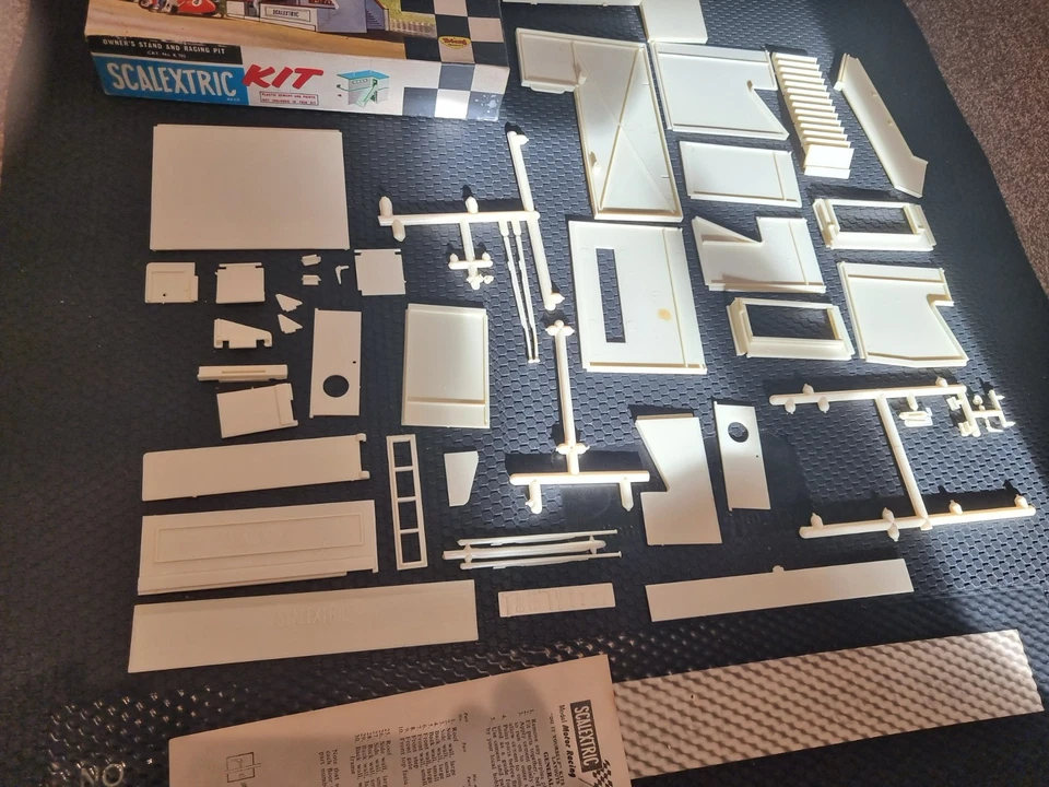 Kit Scalextric K-702 Propiedades Soporte y Carreras Pit Building COMPLETO sin hacer en caja - Imagen 3 de 4
