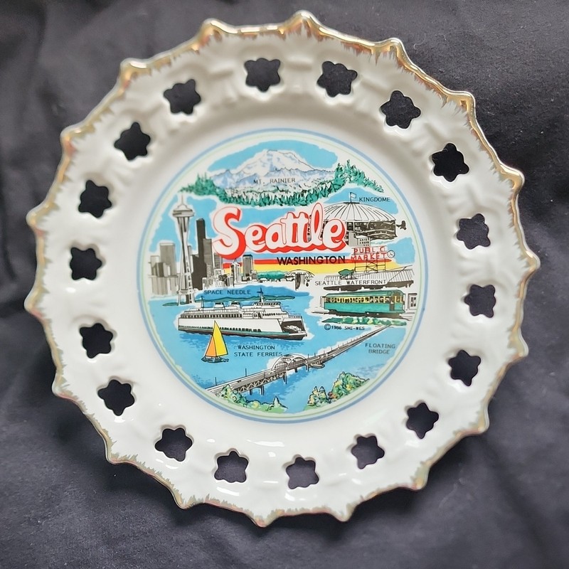 Collectible decorative ceramic souvenir plate of Seattle Washington