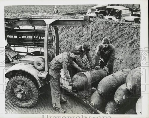1943 Press Photo US soldiers unload Baby Blockbuster bombs in England, WWII - 第 1/2 張圖片
