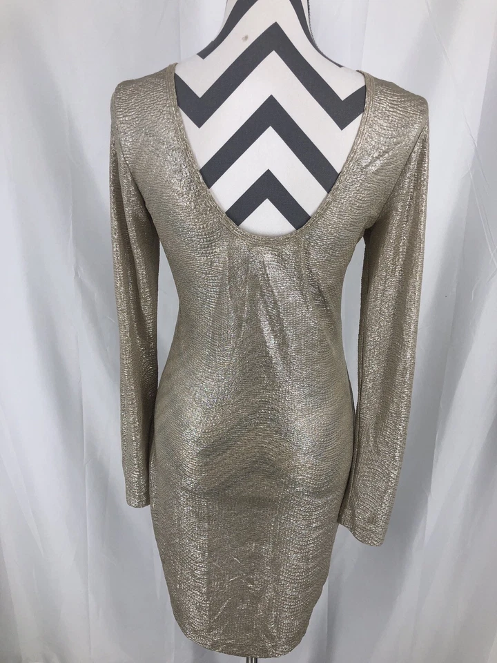 Vestido de cóctel BCBGeneration dorado metálico cuello redondo manga larga ceñido al cuerpo pequeño Foto 3 de 4