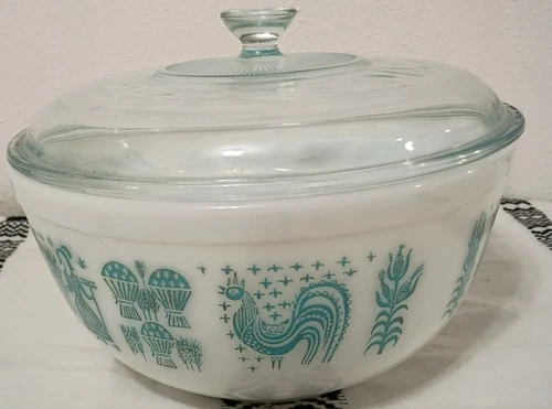 Pyrex -vintage mixing bowl. "Amish Butterprint" pattern-Rare 2 1/2 qt With A Lid