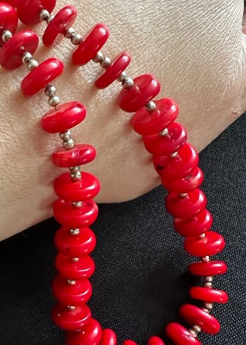 Collar de piedras preciosas con cuentas de disco de coral rojo 'sangre' crudo con manchas 42 cm - Imagen 10 de 12