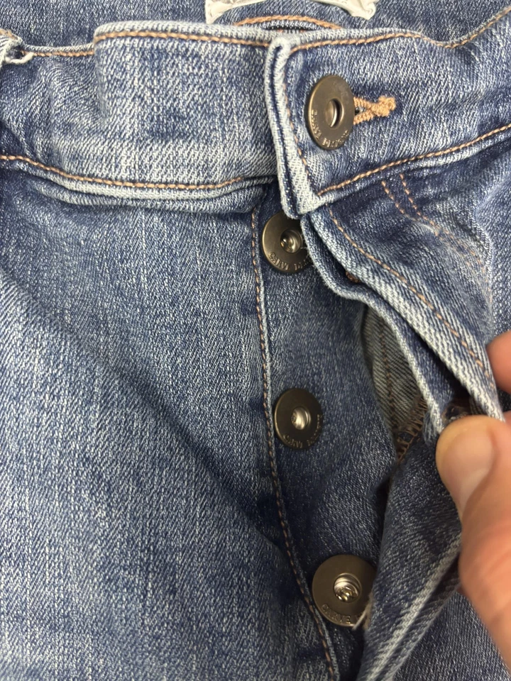 Pantalones de mezclilla elásticos orgánicos de pierna recta con botones azules Carve Designs para mujer Foto 3 de 4