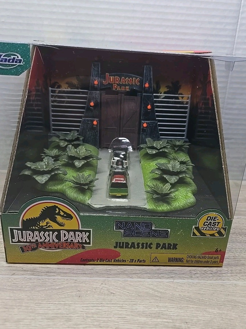 Diorama Jurassic Park 30 Aniversario Puerta Jurásica con dos coches fundidos a presión de 1,65"