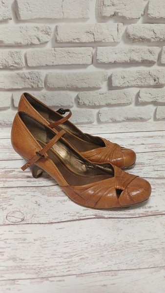 Women Clarks Heels Mustard Leather 38