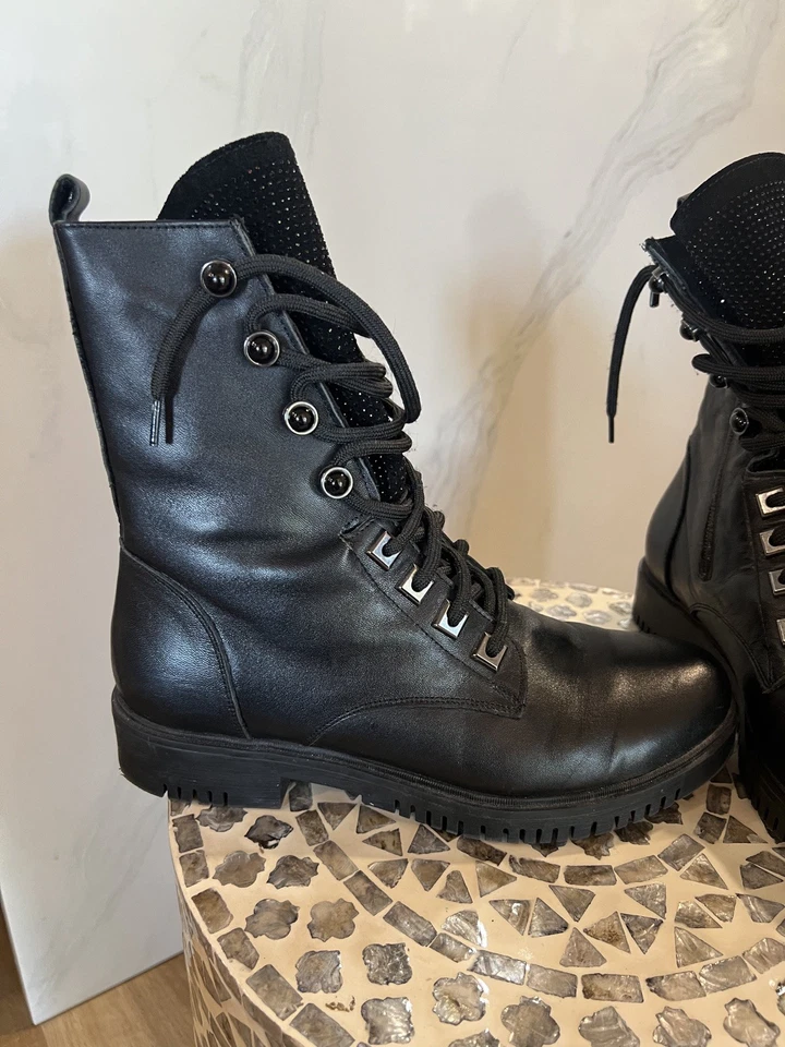 Botas con cordones Sheridan Mia de cuero con tachuelas negras brillantes, talla 9 Foto 4 de 4