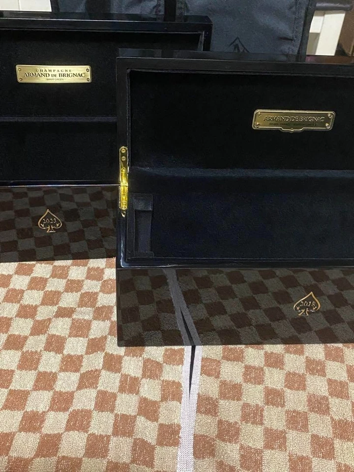 Estuche Botella Champagne Armand Modelo 2018 y 2023 y Bolsa de Almacenamiento Set Foto 2 de 4