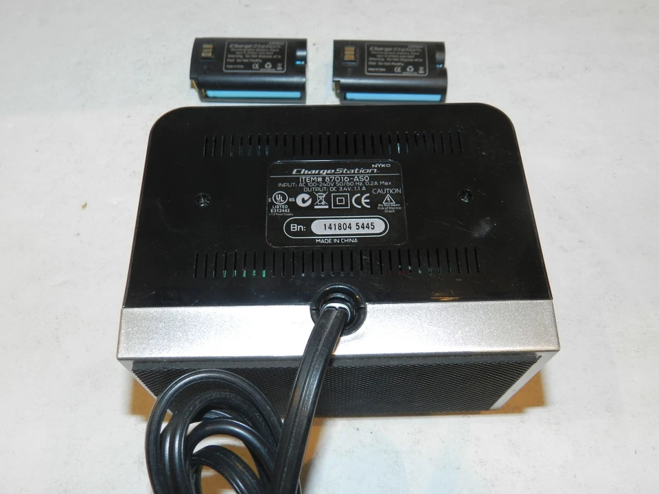 Estación de acoplamiento de carga negra OEM Nyko 87016-A50 con paquetes de baterías Nintendo Wii Foto 3 de 3