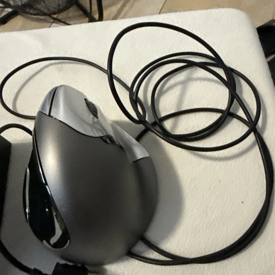 EVOLUENT Vertical Mouse 4 Right Handed Ergonomic Optical Mouse Wired VM4S Tested - Image 4 of 4