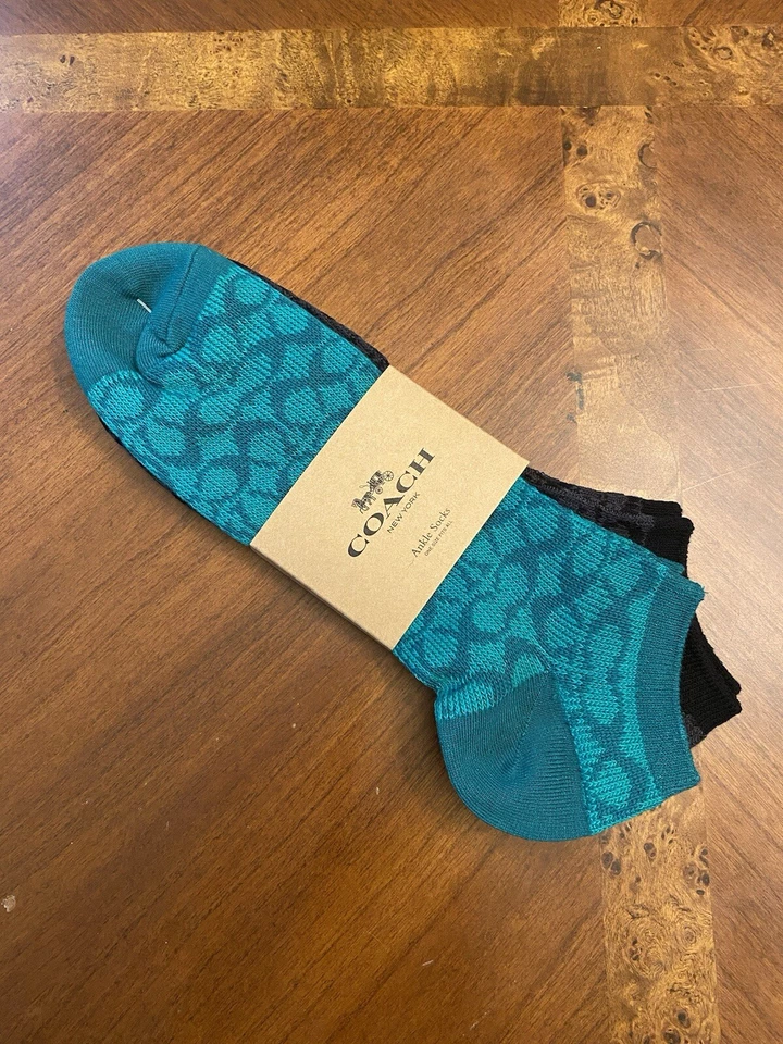 Calcetines tobilleros tejidos COACH Signature 2 pares verdes y negros precio de venta sugerido por el fabricante 38 USD Foto 2 de 3
