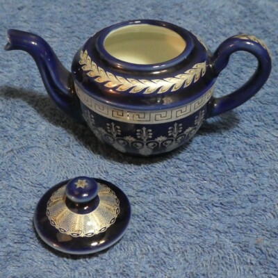 MINIATURE TEAPOTS FROM PORCELAIN ART SPECIAL EDITION DECORATIVE