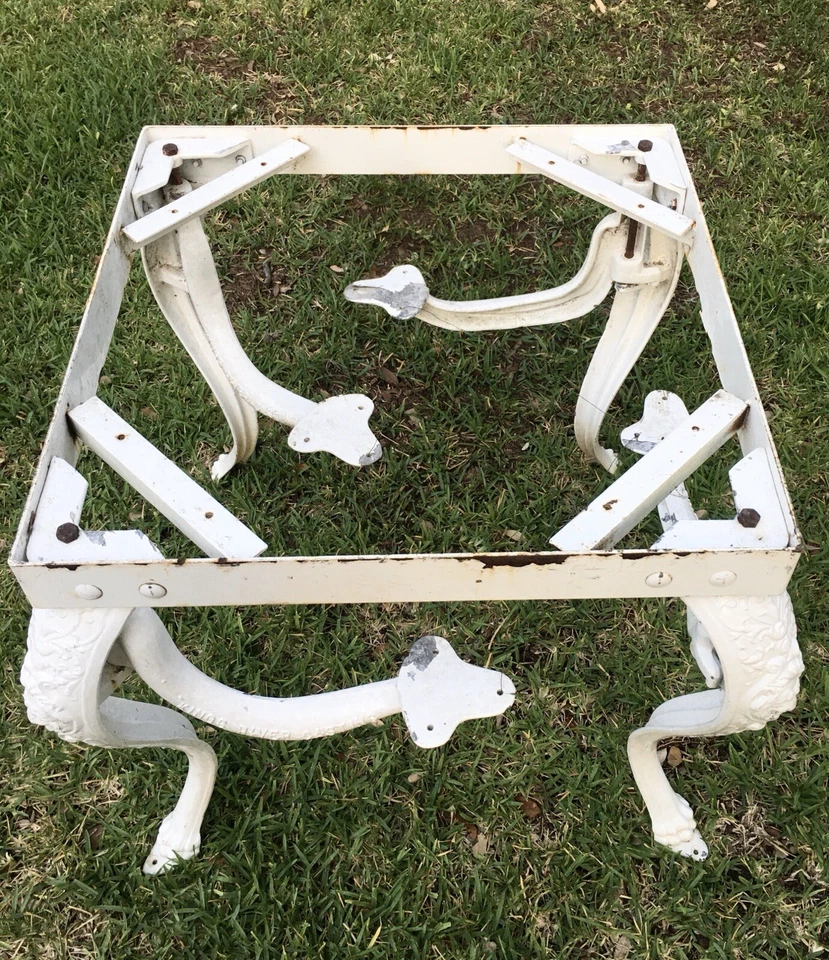 MESA DE HIERRO FUNDIDO VINTAGE DE PRINCIPIOS DEL SIGLO XX para heladería con asientos abatibles Foto 2 de 4