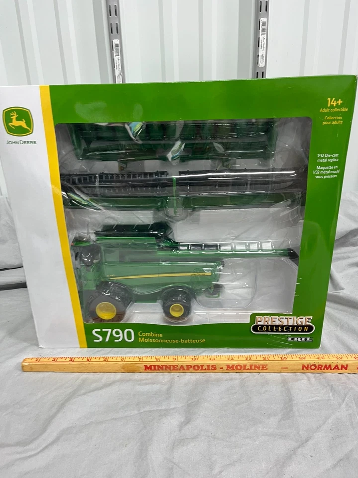 John Deere S790 Combine PRESTIGE Collection 1:32 Scale Ertl NIB Corn Bean Heads - Image 2 of 4