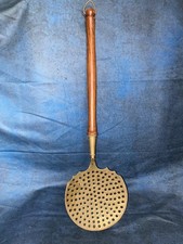 Skimmer da cucina vintage in ottone colorato setaccio angolare in legno