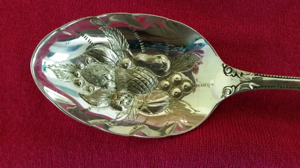 Queens Lace by International Sterling Berry Spoon Hand Chased Fruit in Bowl 8742 - Image 2 of 4