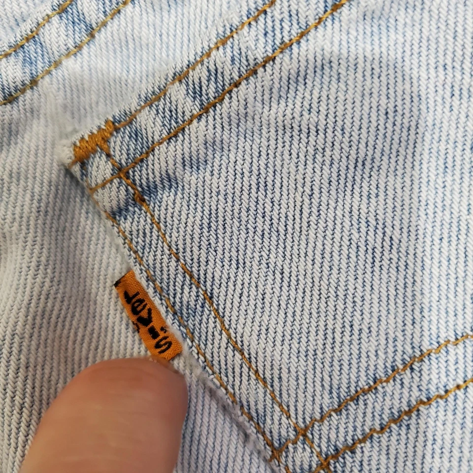 Vintage Levis Shorts Womens 11 Light Wash 950 Relaxed Fit Denim Made in USA 90s - Image 3 of 4