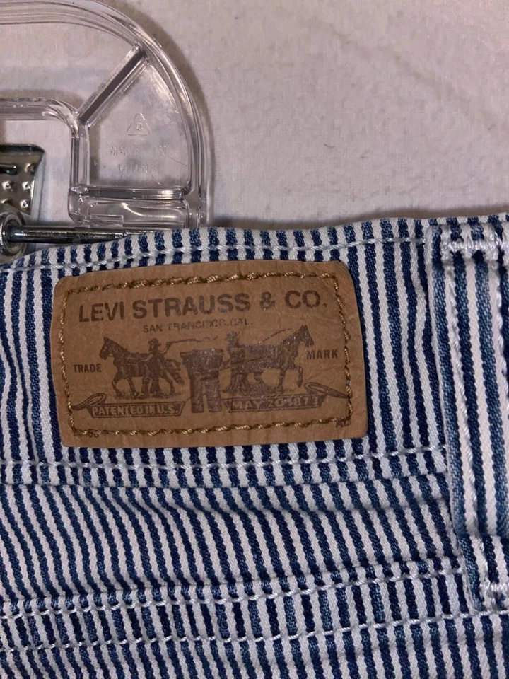 Pantalones Cortos Levi's 515 Para Mujer Talla 14 5 Pulgadas Entrepierna Azul Blanco Rayas Bolsillos Plisados Foto 3 de 4