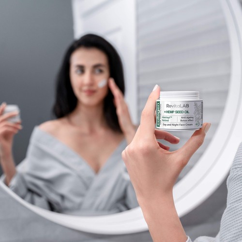 Crema Idratante Collagene Antietà Acido Ialuronico Olio di Canapa Filtro UVA/UVB - Foto 11 di 12