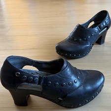 DANSKO RYDER ANTIQUE BRASS STUDDED BLACK LEATHER SHOES SIZE: 38 7.5 