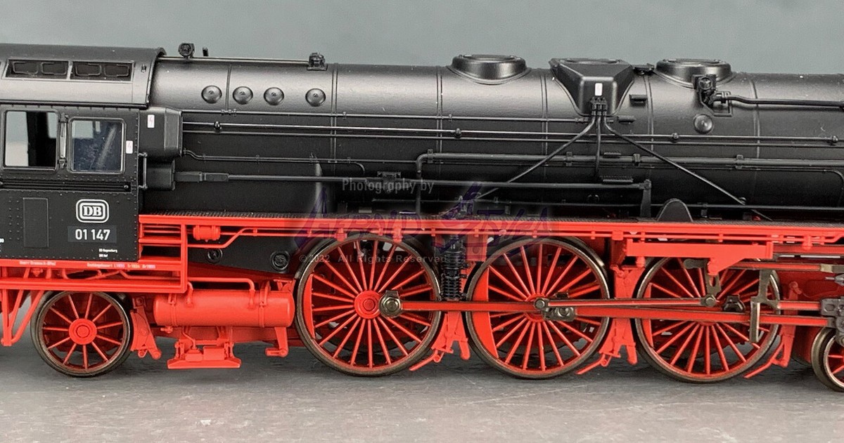 Trix HO 22022 BR 01 DB Express Steam Locomotive with a
