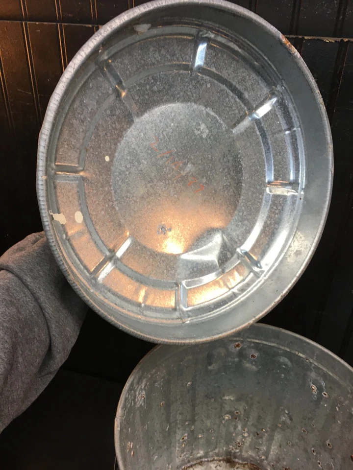 Bote de basura de metal de acero galvanizado de 15 pulgadas con tapa de 10 galones con ruedas de colección Foto 3 de 4