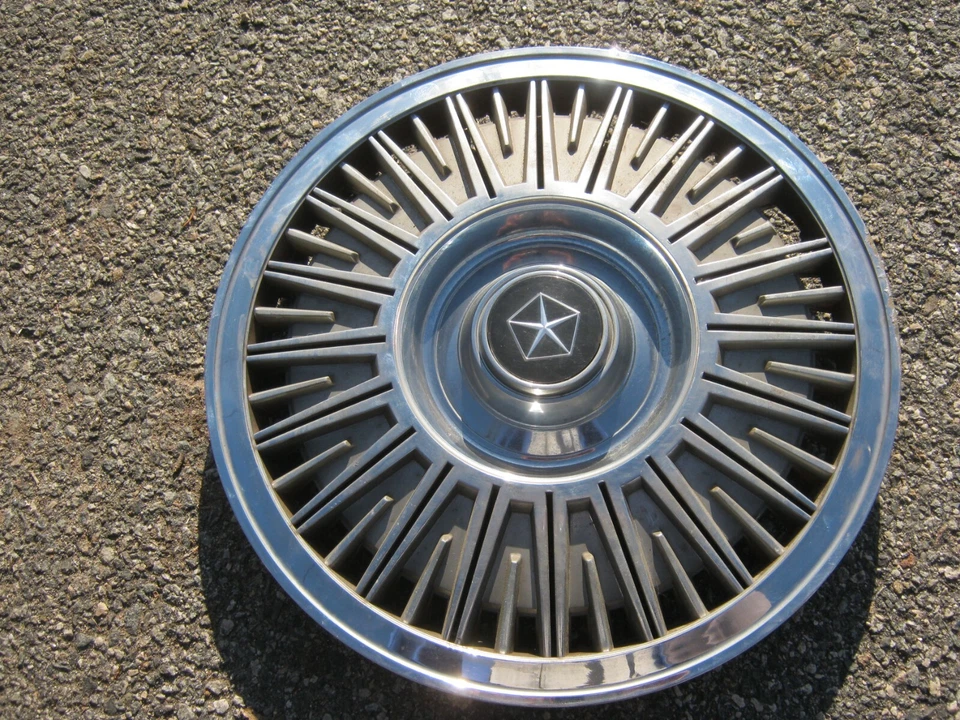 Cubierta de rueda tapacubos de 14 pulgadas Dodge 400 600 1982 a 1988 de fábrica Foto 3 de 4