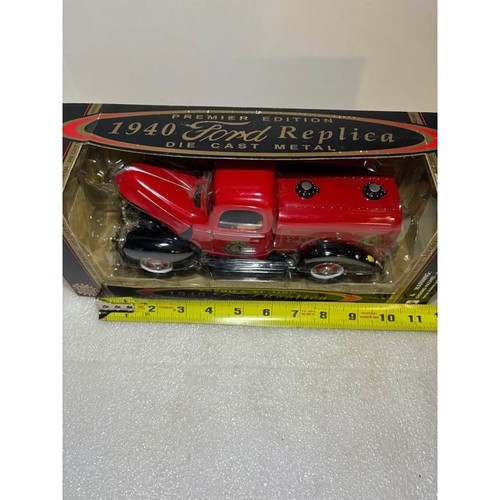Golden Wheel 1940 Ford FDNY Fire Truck No. 3, Diecast 1/18 - Picture 10 of 10