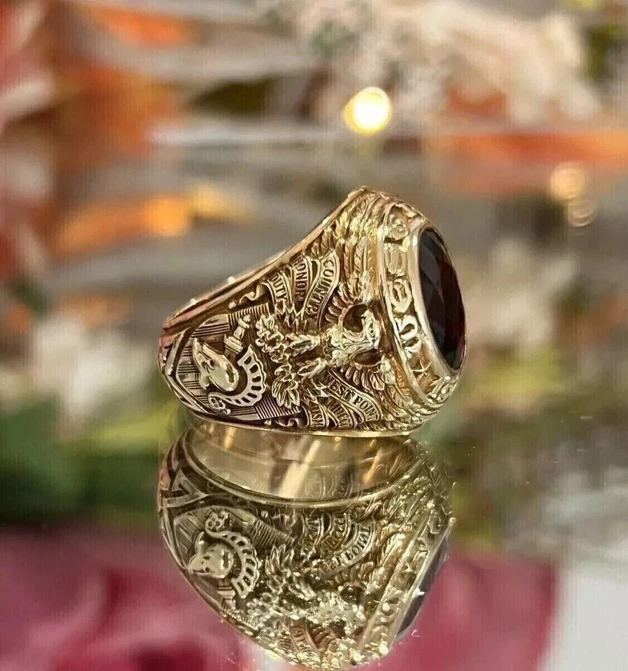 Anillo militar para hombre West Point granate creado en laboratorio de 2,50 quilates acabado en oro amarillo de 14 quilates Foto 4 de 4