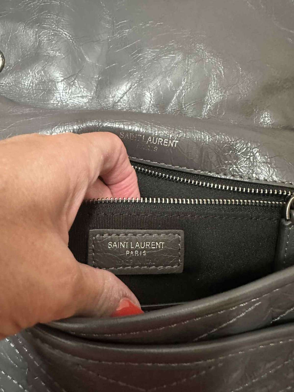 Borsa Yves Saint Laurent con patta grigia